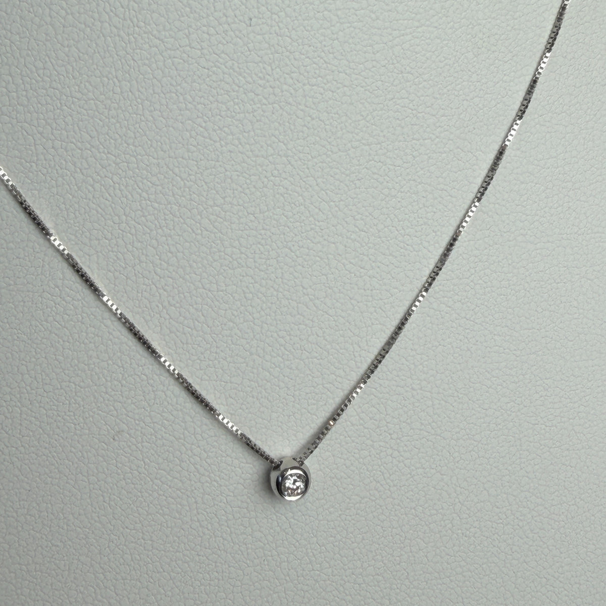 Collar Punto de Luz Diamante