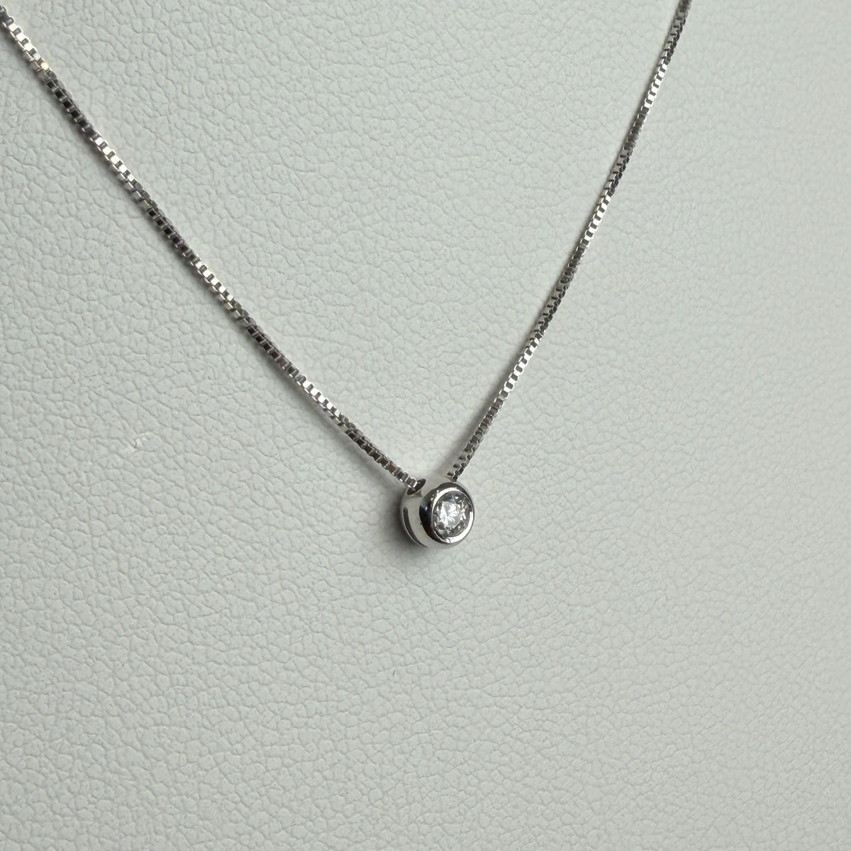 Collar Punto de Luz Diamante