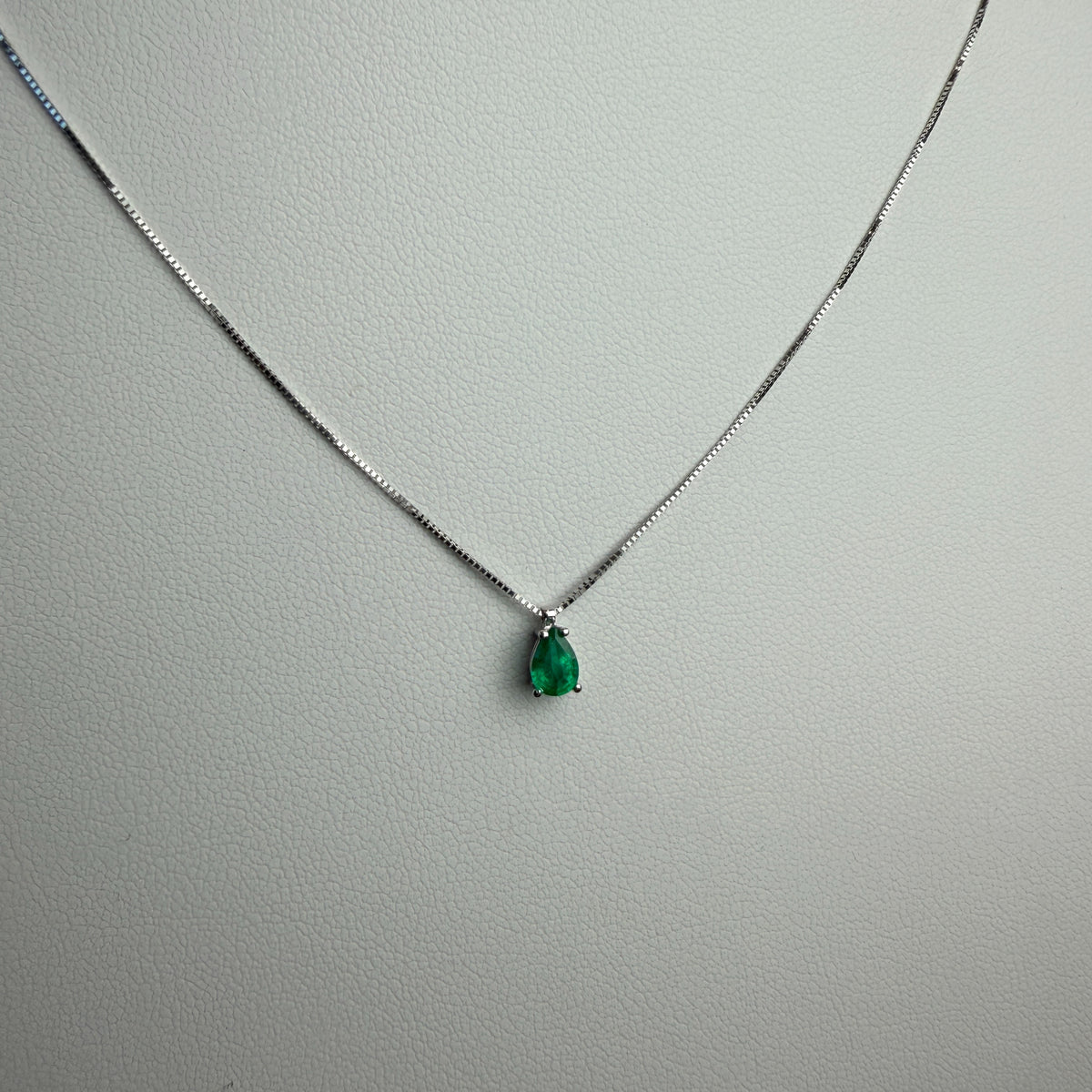 Collar Punto de Luz  Esmeralda