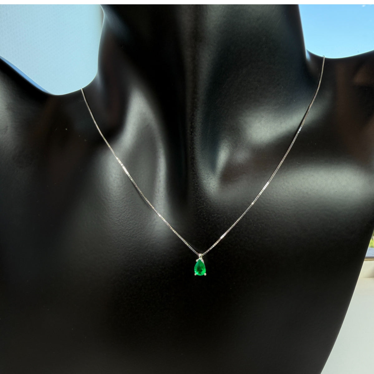 Collar Punto de Luz  Esmeralda