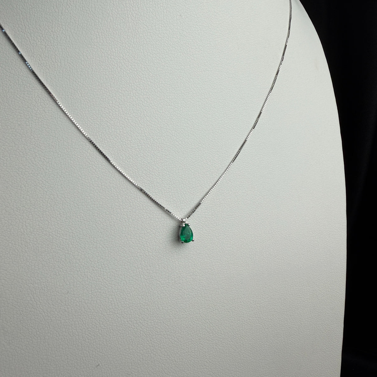 Collar Punto de Luz  Esmeralda