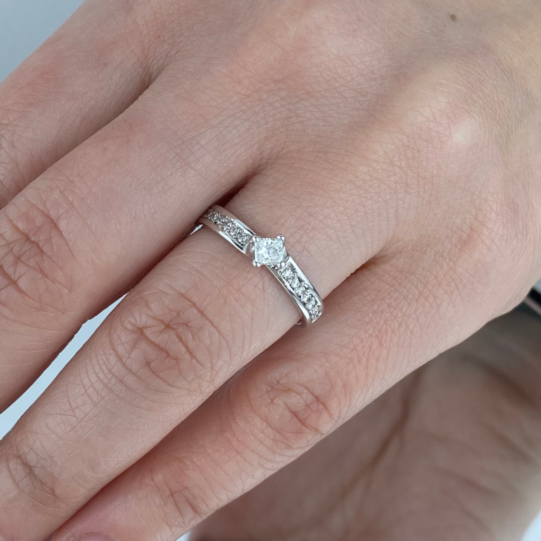 Anillo de Compromiso Oro 18 Kilates Brillante 10 puntos La Joyeria de Chile